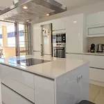 5 Bedrooms Villa *