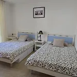 5 Bedrooms Villa *