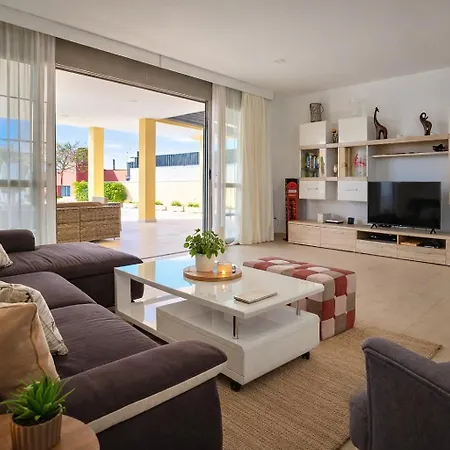 5 Bedrooms Villa