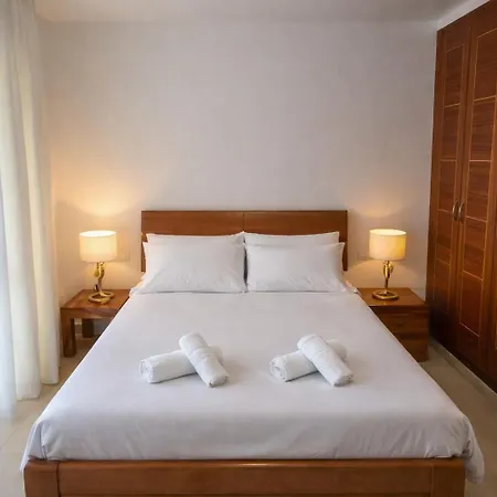 5 Bedrooms Villa *