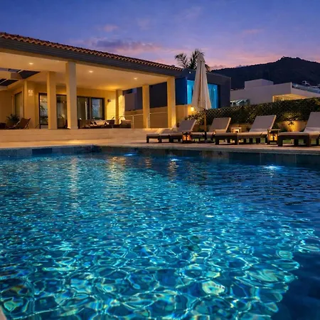 5 Bedrooms Villa