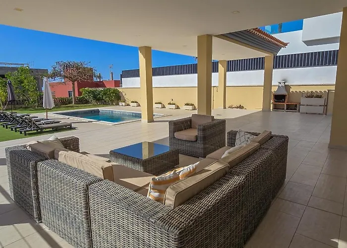 فيلة 5 Bedrooms *