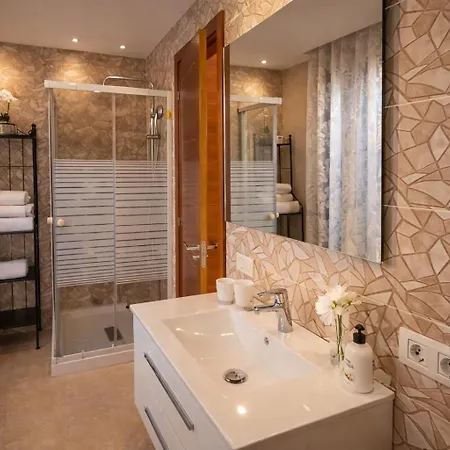 5 Bedrooms *