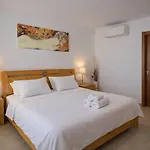 Villa 5 Bedrooms *