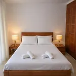 5 Bedrooms Villa *